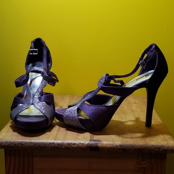 Women's High Heel Sandals - Picture 2 of 3